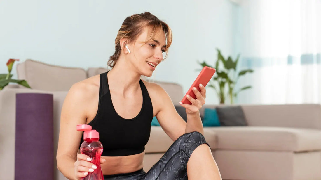 Uma jovem mulher realiza um treino extra em casa