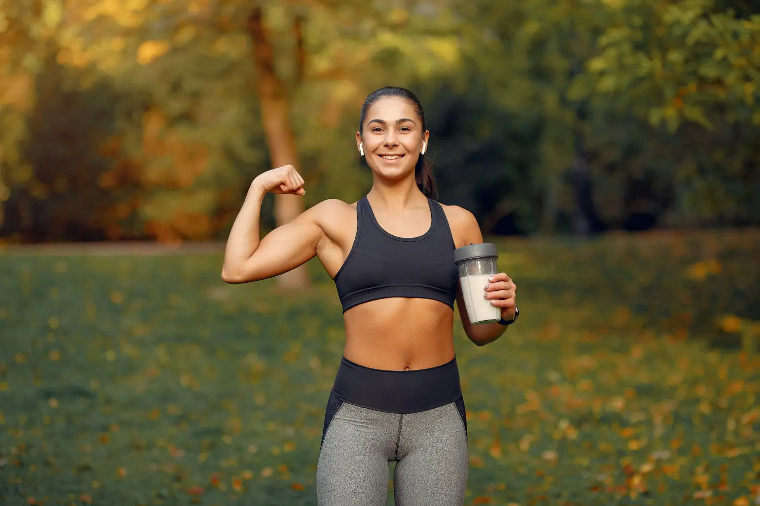 Uma jovem atleta saudável se exercita feliz